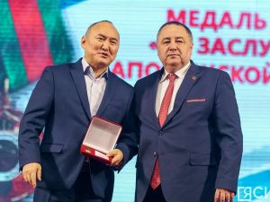 Государственные награды вручили воинам-якутянам на II Антифашистском форуме в Якутске