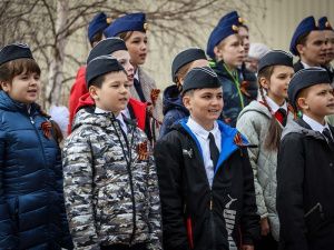 В Якутске возложили цветы к памятнику якутскому снайперу и мемориалу «Солдат Туймаады»