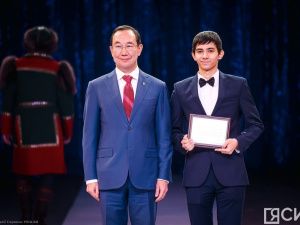 Премии лучшим школьникам Якутии 2023 года вручил Айсен Николаев