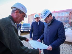 Глава Якутии проверил ход строительства крупных социальных объектов в Мирном