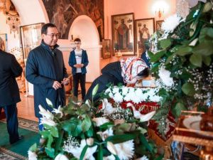 Фотофакт: Глава Якутии с дочкой освятили куличи в Преображенском соборе