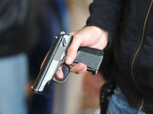 Пьяный парень ограбил магазин, угрожая продавщице