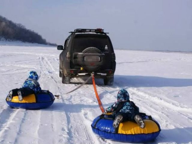 Катание на тюбинге за автомобилем может закончиться трагедией