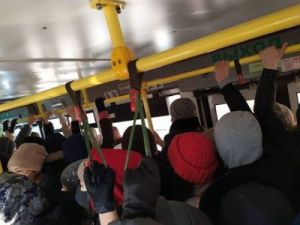 Глава Якутска пообещала исправить ситуацию с переполненными автобусами для медработников