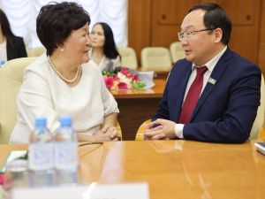 Айсен Николаев вручил государственные награды матерям Якутии