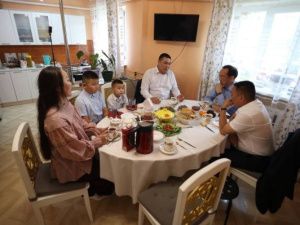 Айсен Николаев посетил семью мобилизованного из Нюрбы