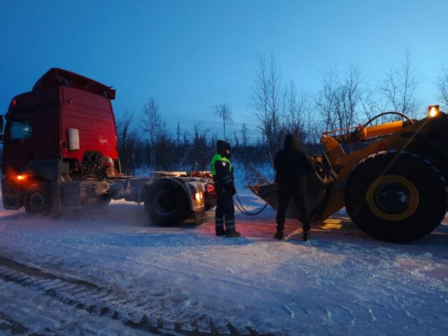 Инспекторы ГИБДД спасли замерзающего дальнобойщика с отказавшими тормозами в Якутии