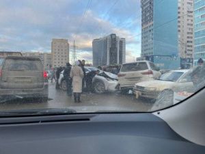 Водитель на «Лексусе» повредила семь машин возле Крестьянского рынка в Якутске