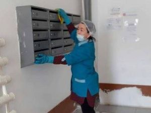 Проведение плановой дезинфекции и влажной уборки подъездов МКД в Якутске 25 мая