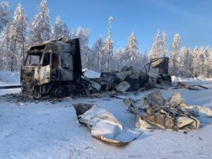 В Якутии водитель продал чужой товар и сжег большегруз
