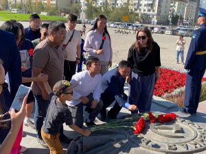 В Якутске в День 82-й годовщины Курской битвы возложили цветы к монументу «Воинам-победителям»