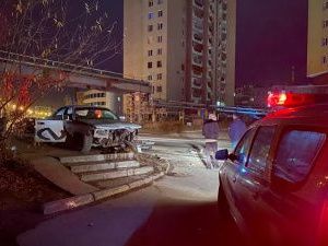 В Якутске водитель врезался в столб