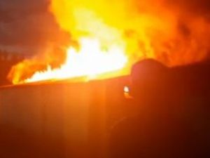 В Якутии мужчины пытались спасти машины из объятого пламенем гаража