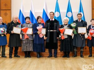 Айсен Николаев вручил стипендии олонхосутам, запевалам осуохая, кузнецам и народным мастерам Якутии