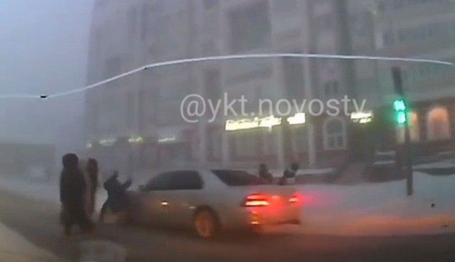 В Якутске водитель совершил наезд на женщину и ребенка на пешеходном переходе