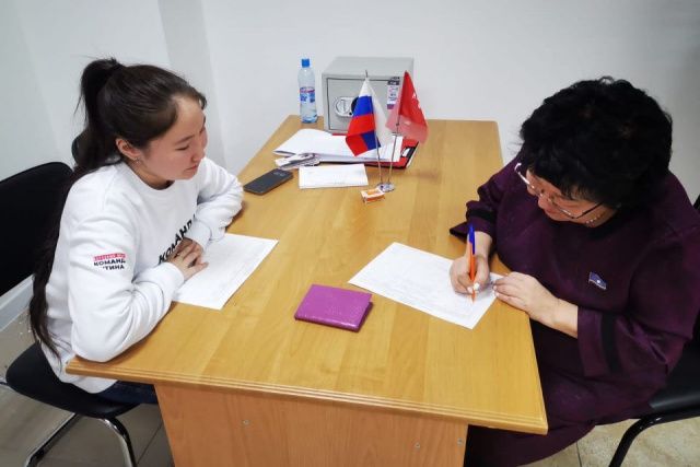 Народный депутат Якутии Елена Голомарева поставила подпись в поддержку Владимира Путина