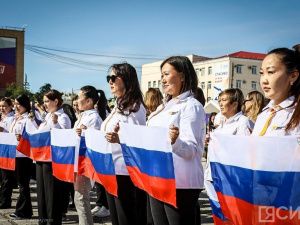 Гимн России исполнил хор на площади Ленина в Якутске