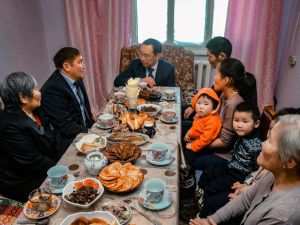 Айсен Николаев встретился с семьей потомственных оленеводов