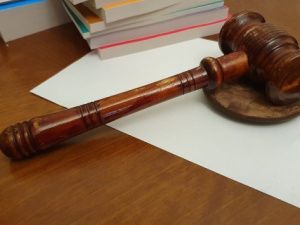 Суд: Бабушка не смогла отобрать квартиру у трех внучек