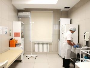 Не смогла открыть глаза: в Якутии девушка обратилась в больницу после наращивания ресниц