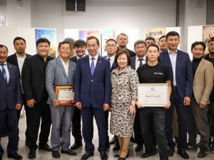 Айсен Николаев вручил якутским режиссерам по 300 тысяч рублей на продвижение фильмов