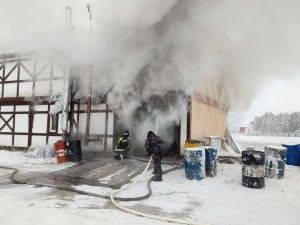 В Якутске загорелось здание, в котором расположены бар и шиномонтаж: Прокуратура проведет проверку