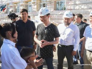 Айсен Николаев проверил объекты строительства и благоустройства в селе Маган