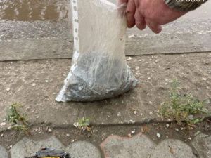 В Якутске неизвестные рассыпали саморезы на дороге