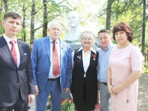 С ЛЕНИНЫМ — ЗА СЧАСТЬЕ РАБОЧИХ  