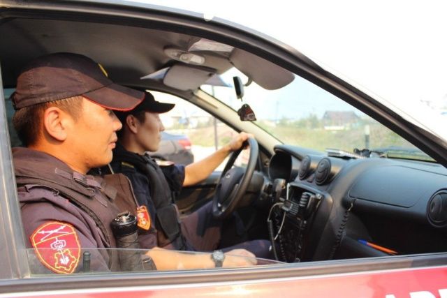 В Якутске задержали девушку, имевшую при себе пакет с кристаллообразным веществом и приспособление для употребления наркотиков