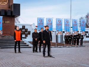 В патриотической акции «Свеча памяти» якутяне выложили из горящих свечей слово «ПОМНИМ» 