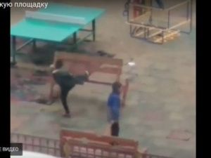 Видеофакт: Дети ломают свою детскую площадку в Якутске