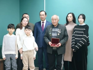 Айсен Николаев вручил семье Героя РФ Дмитрия Егорова Золотую Звезду Героя ДНР