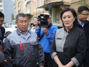 Сардана Авксентьева провела выездное совещание по капитальному ремонту многоквартирных домов