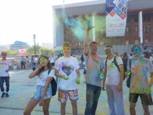 В Якутске прошел ежегодный фестиваль красок Холли фест