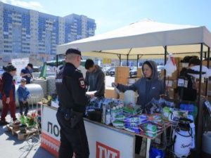 В Якутске полицейские провели совместное мероприятие по финансовой грамотности на городской выставке-ярмарке