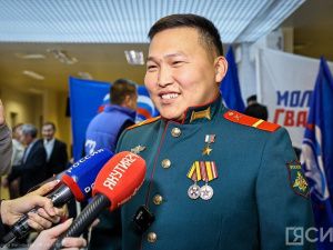 В аэропорту Якутска торжественно встретили Героя России Родимира Максимова