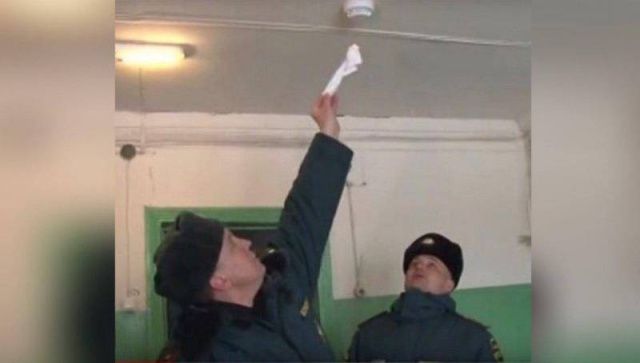 В жилых домах Мирного устанавливают пожарные извещатели нового образца