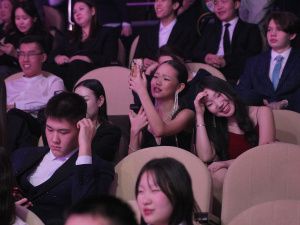 Евгений Григорьев вручил стипендии 100 лучшим школьникам на Елке главы Якутска