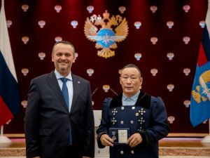 Министр транспорта России наградил дальнобойщиков Якутии