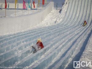 Аттракционы, горки и снегомотоход: Якутяне могут посетить ледовый парк «Северное сияние»
