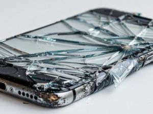 Жительница Жатая разбила телефон сожителя из-за его переписки с другой женщиной