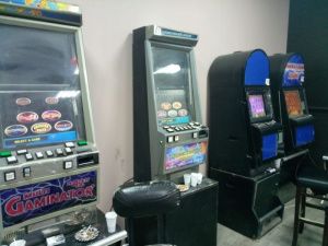 Полиция закрыла игорный зал на улице Пояркова