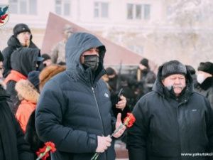 В Якутске возложил цветы к памятнику участникам боевых действий