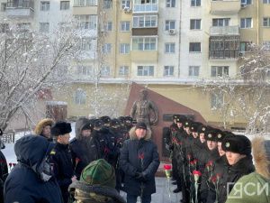 В Якутске возложили цветы к памятнику воинам-интернационалистам