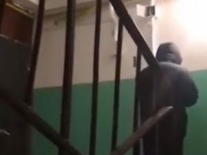 Видеофакт: Пьяный парень репетирует в подъезде будущий скандал со своей девушкой