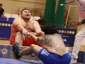 Айсиэн Мигалкин и Артем Ветров стали абсолютными чемпионами Якутии по мас-рестлингу