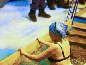 В самом холодном регионе России идут крещенские купания