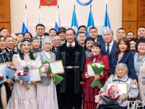 Айсен Николаев вручил стипендии олонхосутам, запевалам осуохая, кузнецам и народным мастерам Якутии