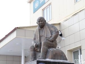 Спортивная общественность возложила цветы к памятнику Дмитрию Коркину в Якутске